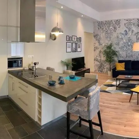 Gozsdu Apartment *